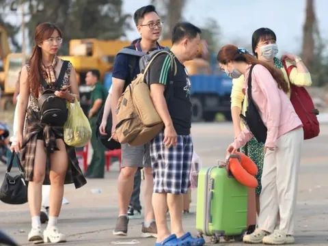 Du khách ùn ùn ra đảo Phú Quý