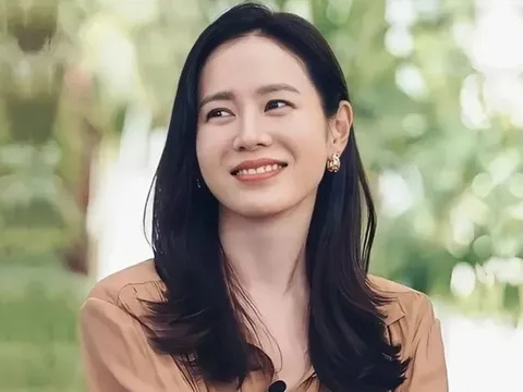 "Mẹ một con" Son Ye Jin khoe vòng eo con kiến ở tuổi U50