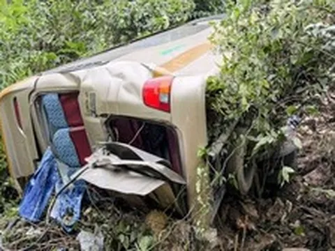 Sơn La: Xe chở 25 người lao xuống taluy sâu 100m, nhiều người thương vong