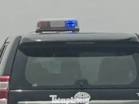 Cục CSGT xác minh ô tô biển trắng gắn còi hú, đèn xoay phóng như bay trên cao tốc