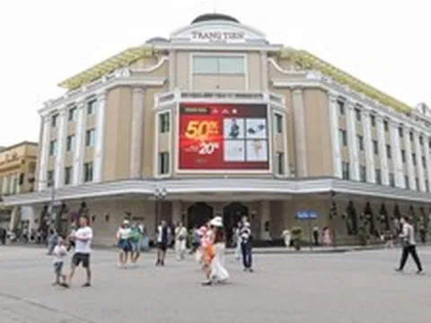 Phố đi bộ Hồ Gươm sạch bóng hàng rong, vỉa hè thông thoáng bất ngờ