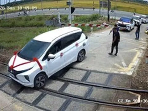 Mượn xe em vợ đi đám cưới rồi cố tình vượt rào chắn đường sắt lúc đèn đỏ