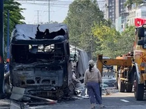 Xe đầu kéo cháy dữ dội lúc rạng sáng ở TPHCM