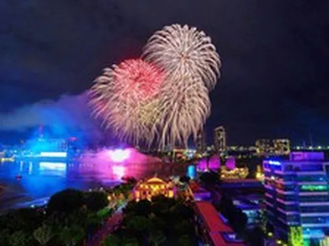 Những điểm xem pháo hoa độc đáo du khách cần biết khi đến TP.HCM chơi lễ 30/4