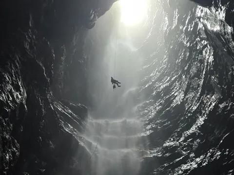 Bên trong hang động mới có thác nước cao 350 m ở Quảng Trị