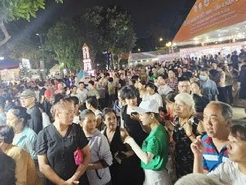 Hình ảnh ùn ùn đi thưởng thức bánh mì tại lễ hội ở trung tâm TPHCM tối 23-4
