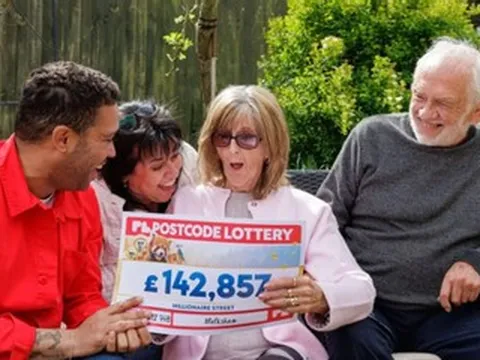 Cặp vợ chồng trúng căn nhà 60 năm trước, nay lại trúng độc đắc 5 tỷ đồng