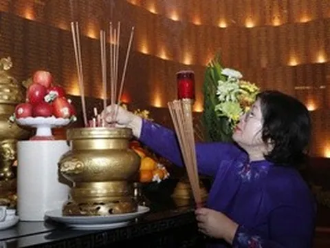 Lãnh đạo TPHCM dâng hương, dâng hoa tưởng niệm các Anh hùng liệt sĩ