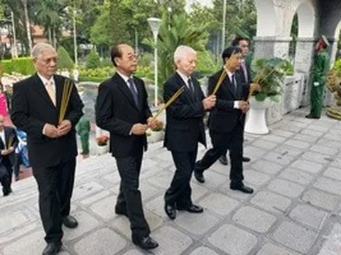 Lãnh đạo TPHCM viếng Nghĩa trang Liệt sĩ Bình Dương và Bà Rịa - Vũng Tàu