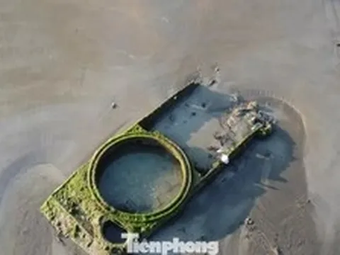 Sắp trục vớt vật thể giống xác xe tăng trồi lên ở biển Quy Nhơn