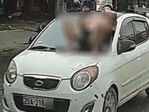 Xác minh clip người đàn ông cởi trần nằm trên nắp capo ô tô đang chạy ở Hà Nội