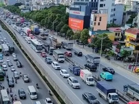 Cửa ngõ Hà Nội 'nghẹt thở', dòng người nhích từng mét rời Thủ đô nghỉ lễ 30/4