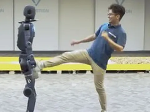 Robot hình người do công ty thuộc Vingroup phát triển gây bất ngờ khi tự đứng dậy, leo dốc