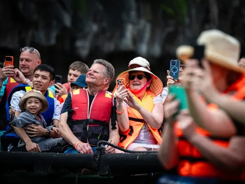 Nườm nượp khách ngoại trên vịnh Hạ Long