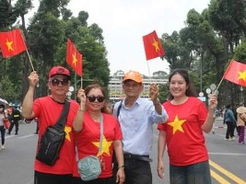 TPHCM rực rỡ sắc đỏ ngày 30-4, nối dài mạch cảm xúc