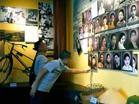 Công viên tưởng niệm 64 giáo viên, học sinh hy sinh bên bờ sông Mã