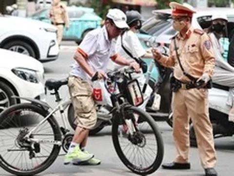 Uống 1 lon bia, người đàn ông ở Hà Nội đi xe đạp ra đường bị xử phạt