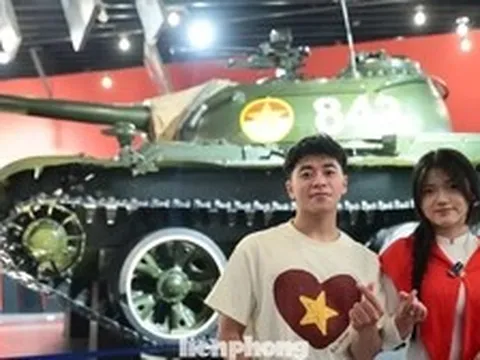 Giới trẻ xếp hàng check-in cùng ‘Bảo vật Quốc gia’ 843 và MiG-21