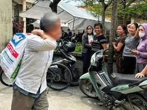 Người dân mang bao tải đựng tiền đền bù đất dự án Olympic: Vì sao không chuyển khoản?