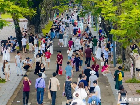 Rộn ràng du khách ở các điểm di tích, Huế lập kỷ lục “xưa nay chưa từng có”