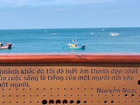 Câu văn đặc biệt trên cây cầu 'săn hoàng hôn' ở Phú Quốc
