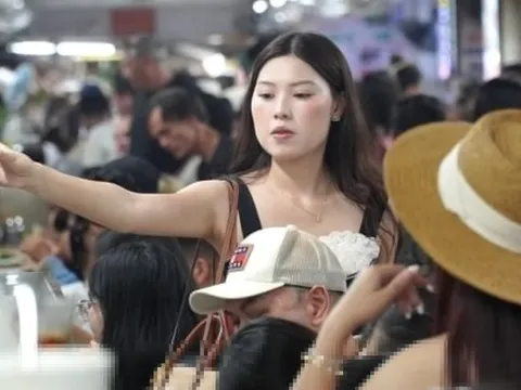 Du khách toát mồ hôi chen chân 'ăn sập' chợ Cồn Đà Nẵng