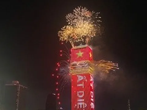 Thành phố Hồ Chí Minh rực rỡ pháo hoa mừng 51 năm thống nhất đất nước