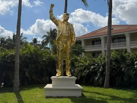 Tượng vàng hình ông Donald Trump xuất hiện trên sân golf