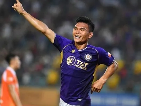 Vợ Xuân Mạnh bế hai con ăn mừng cuồng nhiệt khi chồng ghi bàn cho Hà Nội FC: Hậu phương mạnh cỡ này!