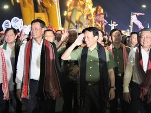 Mãn nhãn gala “Tổ quốc bình yên”, biển người đổ về bên sông Hàn