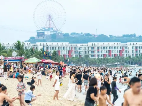 Biển Bãi Cháy vẫn đông ngày cuối nghỉ lễ