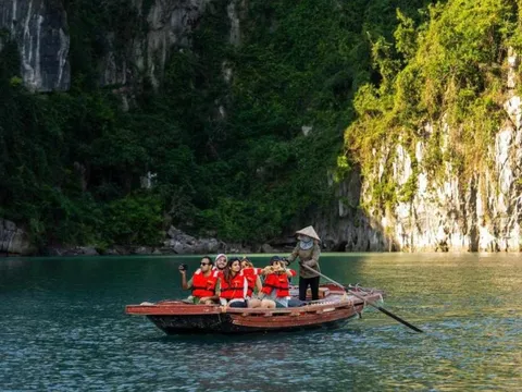 Du khách Đức: Bái Tử Long 'đẹp chưa từng thấy'