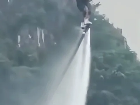 Tin mới vụ bay flyboard khiến du khách 'chìm' dưới hồ ở Ninh Bình