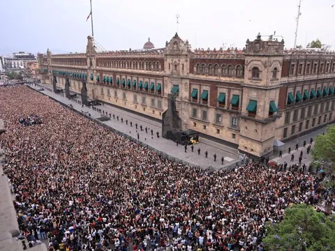 Cảnh tượng nghìn nghịt người 'không lối thoát' ở Mexico