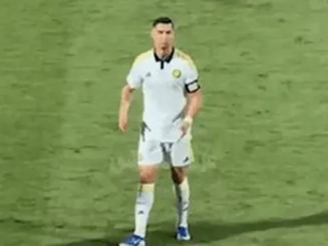 Nghe CĐV đối thủ đồng thanh hô “Messi, Messi”, Ronaldo làm động tác mỉa mai khiến anti-fan tức điên