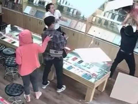 VIDEO: Thót tim em bé rơi xuyên qua trần thạch cao khi tìm đồ chơi