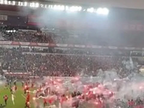 Kinh hoàng cảnh hỗn loạn trận derby: Hàng trăm CĐV lao xuống sân ném pháo sáng mù mịt, một thủ môn bị tấn công