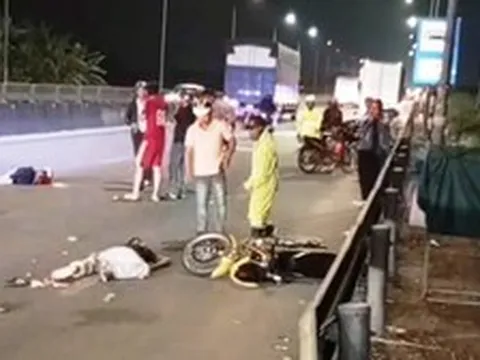 Ba cha con thương vong khi ô tô va chạm xe máy
