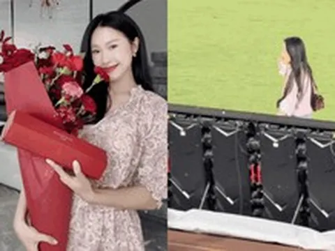 Doãn Hải My ở nhà làm nữ chủ nhân sang chảnh của biệt thự chục tỷ đồng, ra sân bóng mặc đồ đơn giản vẫn cực khí chất