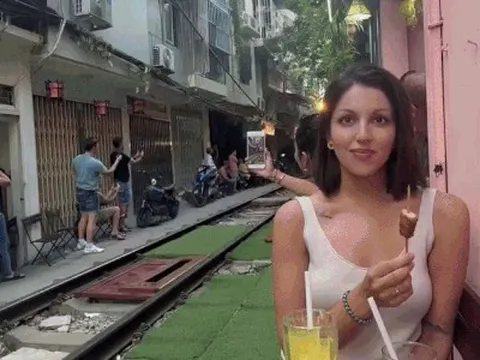 Báo ngoại nói phố cà phê đường tàu Hà Nội hút khách 'ngoài dự tính'