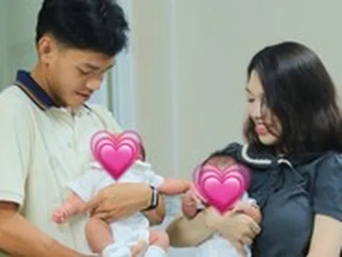 Tiền đạo lấy vợ sớm nhất U23 Việt Nam hạnh phúc đón cặp song sinh đầu lòng