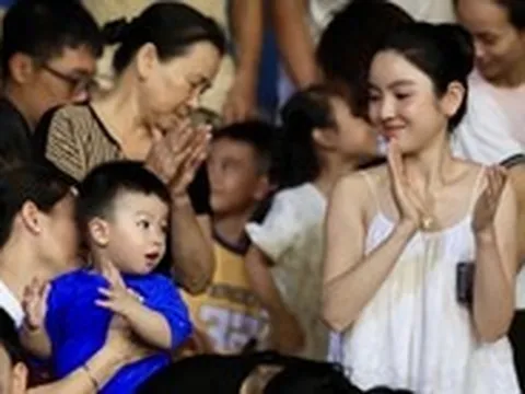 Chu Thanh Huyền có hành động khó hiểu trên sóng truyền hình khi Quang Hải đang trả lời phỏng vấn