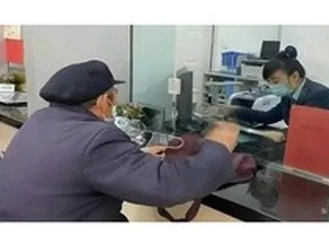 Phát hiện nhân viên ngân hàng cố tình trì hoãn phục vụ cụ ông chuyển khoản 200 triệu đồng: Công an Hà Nội vào cuộc điều tra