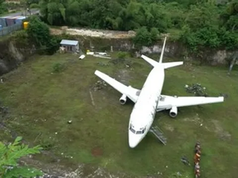 Bí ẩn chiếc máy bay Boeing 737 bị bỏ quên suốt nhiều năm