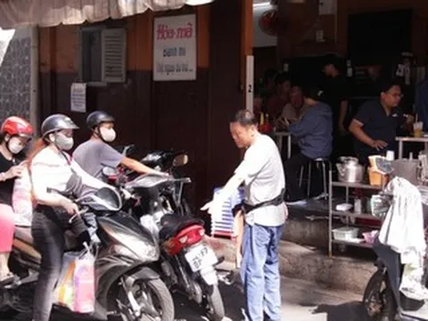 Quán bánh mì chảo gần 70 năm ở TPHCM, khách xếp hàng chờ mua mỗi sáng