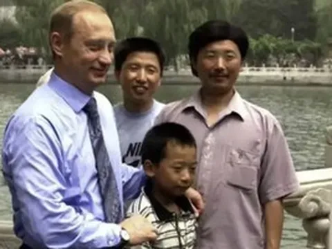 Tổng thống Putin gặp lại “cậu bé” chụp ảnh cùng ở Bắc Kinh 26 năm trước