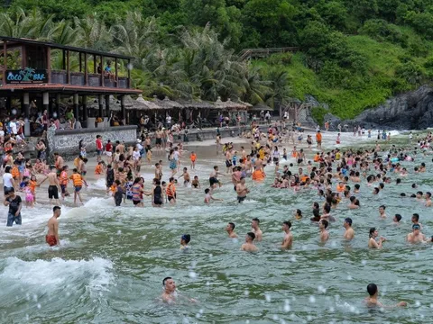 Hòn đảo nổi tiếng ở Việt Nam liên tục gây bất ngờ trên báo ngoại