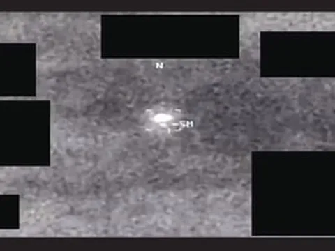 VIDEO: "Những quả cầu sáng lướt nhanh" trong video về UFO mới nhất của Lầu Năm Góc