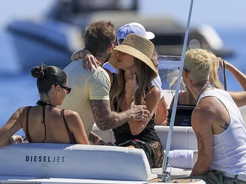 Paparazzi tóm cảnh Victoria khoe vai trần, sexy ôm David Beckham trên du thuyền khiến dân tình đỏ mặt