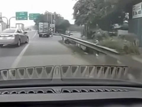 Người đàn ông tự xưng thầy dạy lái xe đi sai làn, hỏi CSGT: 'Em biết anh không?'